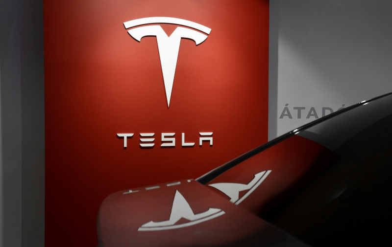 Tesla electric vehicle sales fell 14% in the first quarter, with total sales reaching only 358,000 units