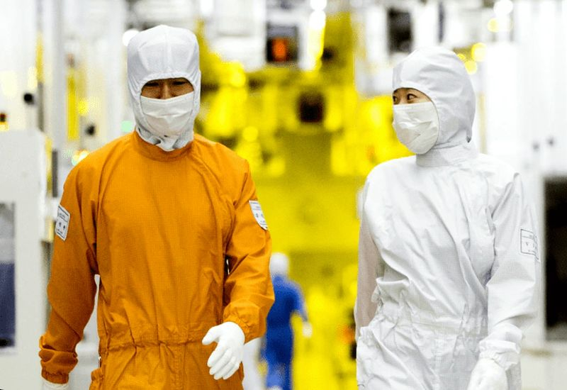 Samsung employees protest for an annual bonus of up to $400,000