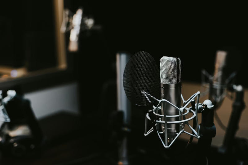 AI-based chatbots failed as radio hosts—each has its own style.