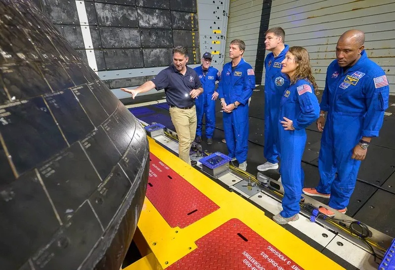 The heat shield screen glowed: the Artemis II astronauts inspected the capsule after returning to Earth