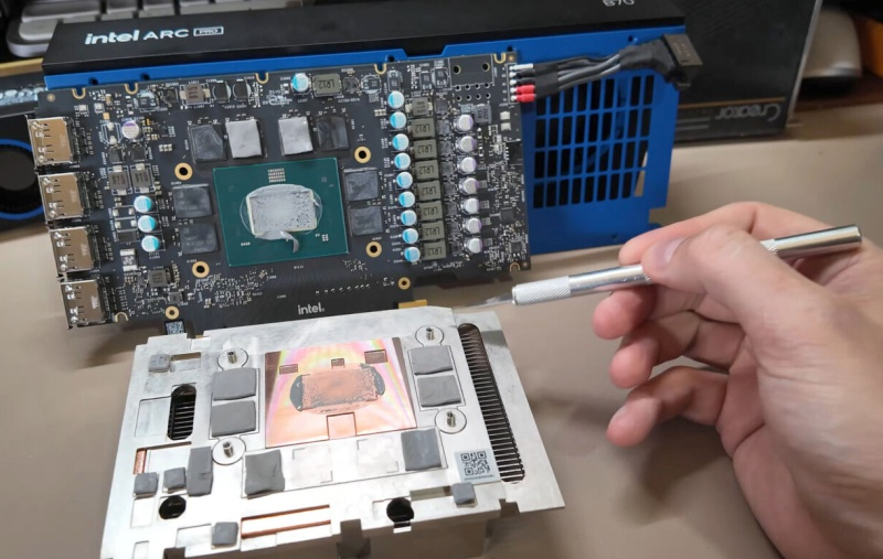 New Big Battlemage finally appears in a photo: the internet has revealed a detailed test of the Intel Arc Pro B70 graphics card
