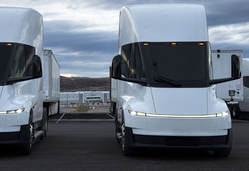 The price of Tesla Semi electric trucks turned out to be significantly higher than announced, but still lower than competitors.
