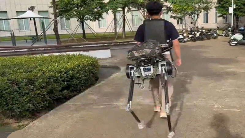 China has developed a portable robot that transforms people into centaurs and assists in transporting cargo.