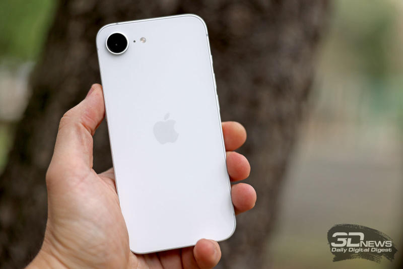 Apple holds 69 % of the U.S. smartphone market, while Samsung has only fifteen percent.