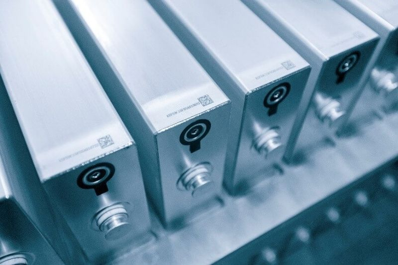 Battery manufacturing plants in the United States are rapidly shifting to data center batteries, while electric vehicles have not experienced the expected growth.
