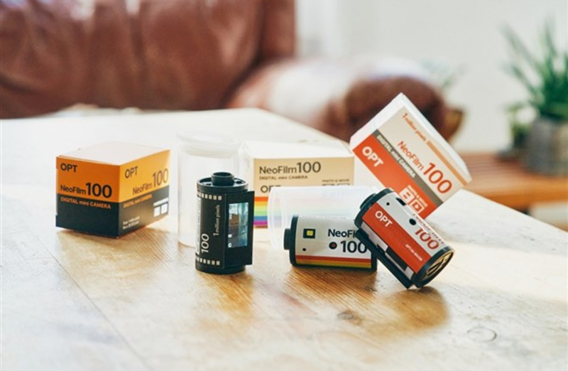 The digital camera keychain OPT100 Neo Film is available in Japan as a 35mm film spool.