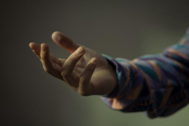 Apple trained artificial intelligence to recognize unfamiliar handshakes based on EMG signals