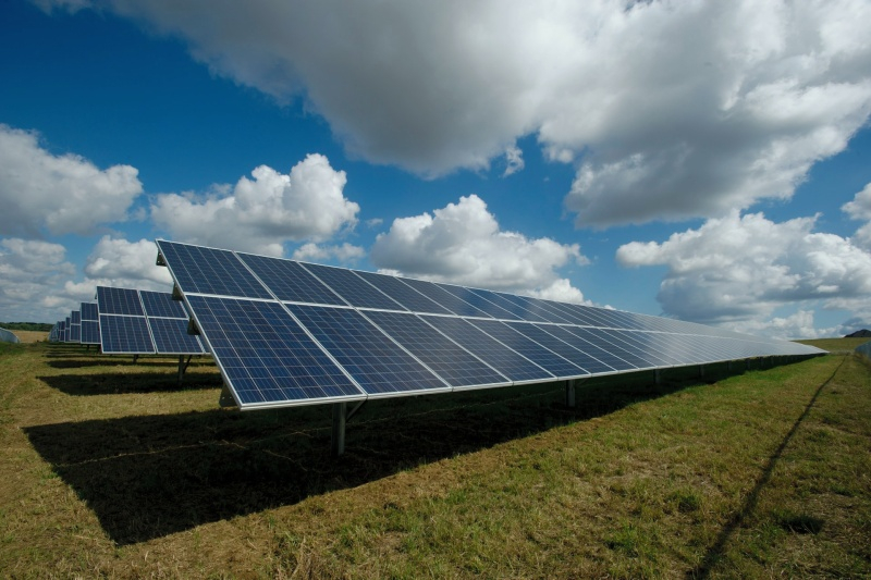 Solar sources will surpass coal and gas by the middle of the decade, but artificial intelligence will not allow a complete shift away from fossil resources