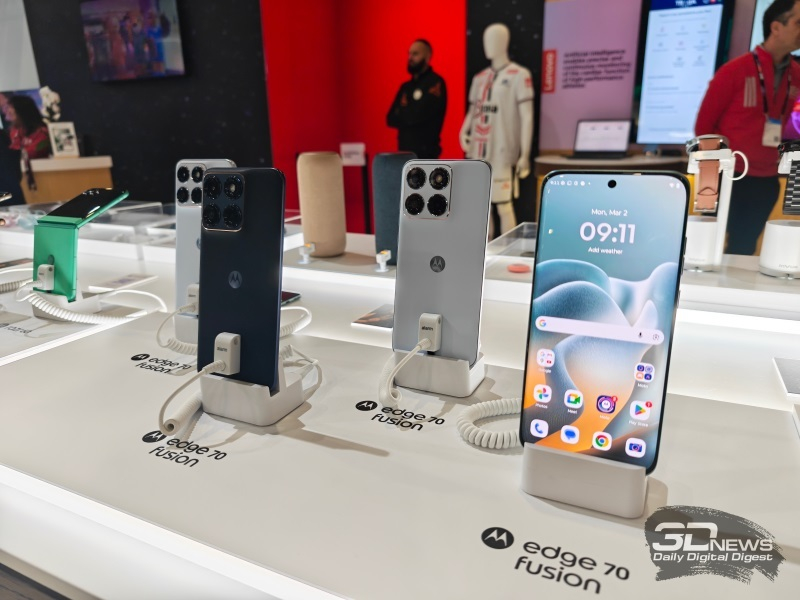 The Motorola Edge 70 Fusion features a curved display with a 144 Hz refresh rate and a Snapdragon 7S Gen 3 processor
