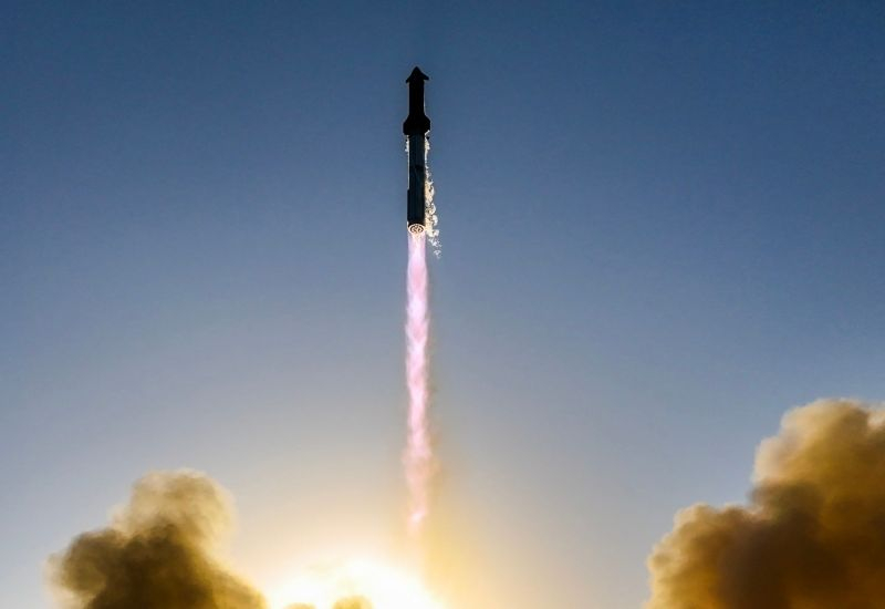 SpaceX is postponing its Mars plan to focus on the Moon in 2026.