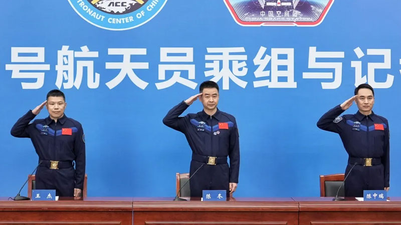 Crack in the spaceship window: the Shenzhou‑20 crew described a rescue evacuation from orbit